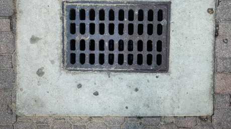 Pro e contro delle grate per chiusini in acciaio, cemento e FRP.png